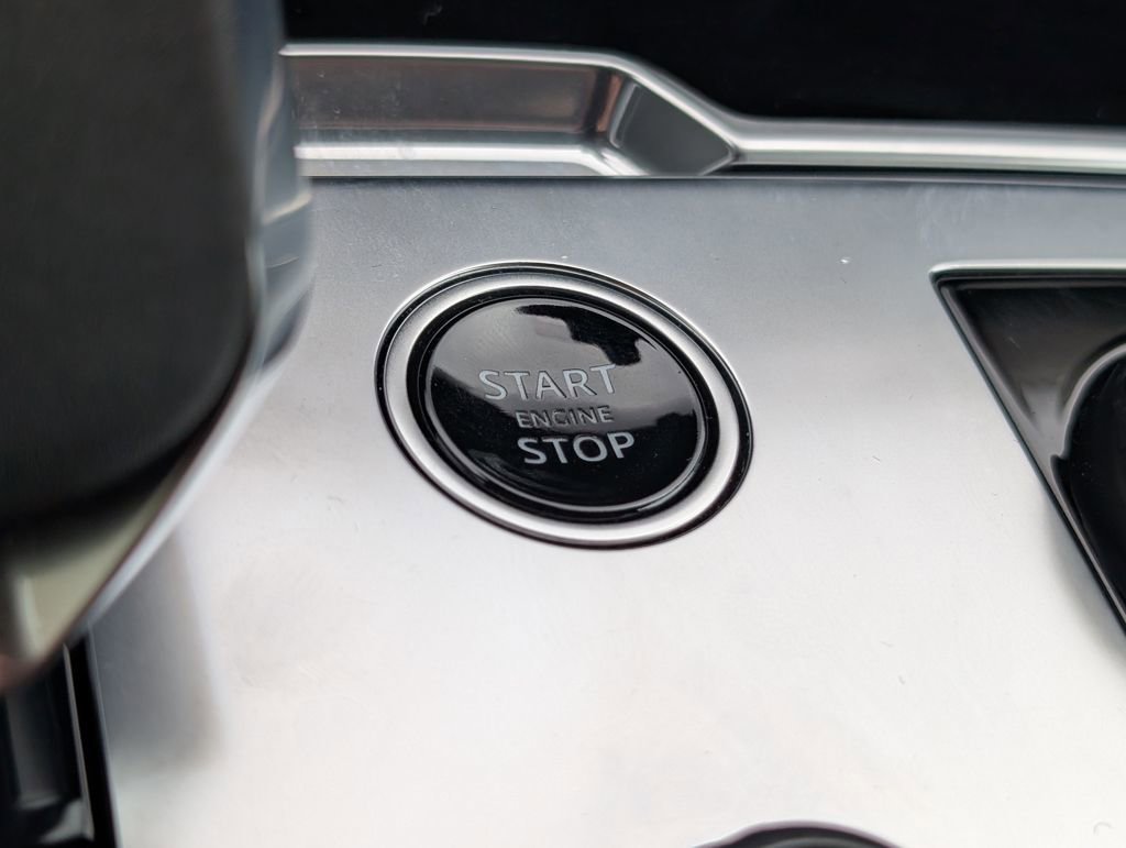 Used 2023 Land Rover Range Rover SE image 20