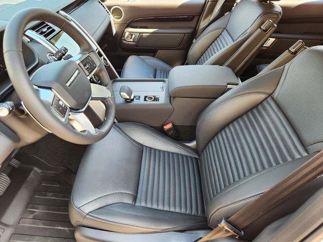 Used 2025 Land Rover Discovery S image 9