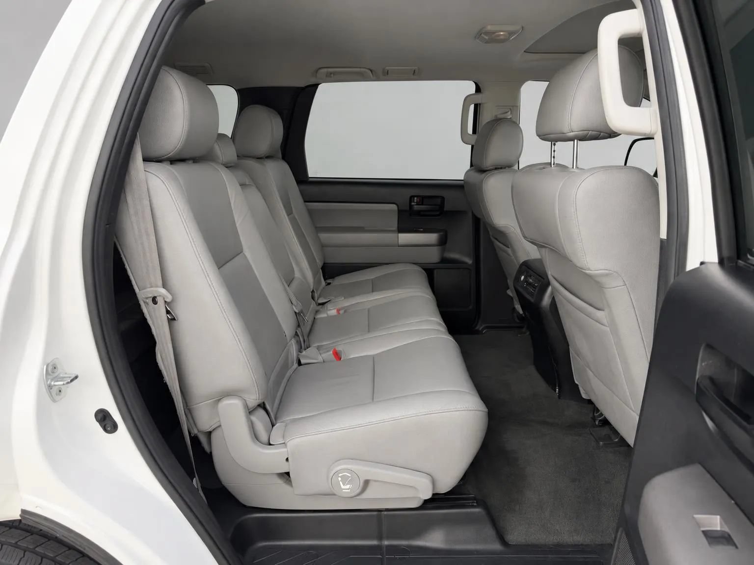 Used 2016 Toyota Sequoia SR5 w/ Premium Package AWD/4WD image 22