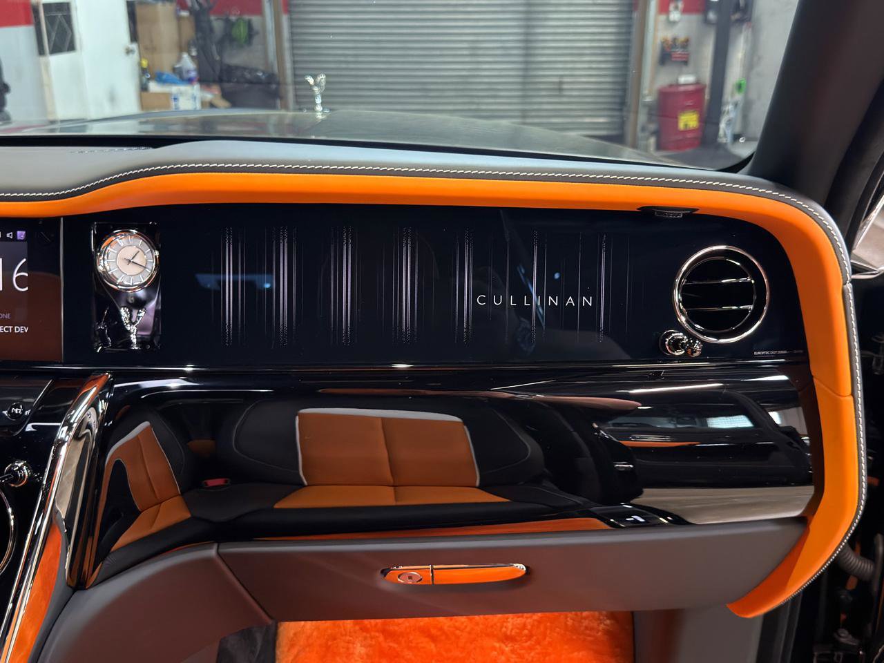 Used 2025 Rolls-Royce Cullinan image 21