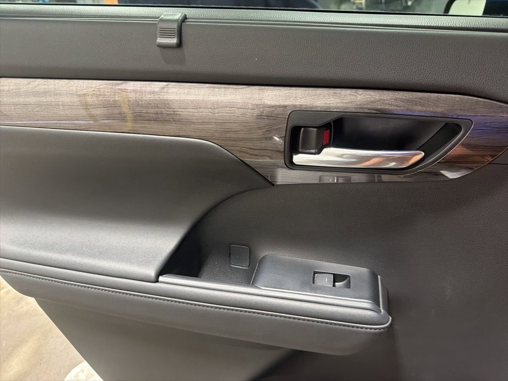 Used 2024 Toyota Highlander Platinum image 20