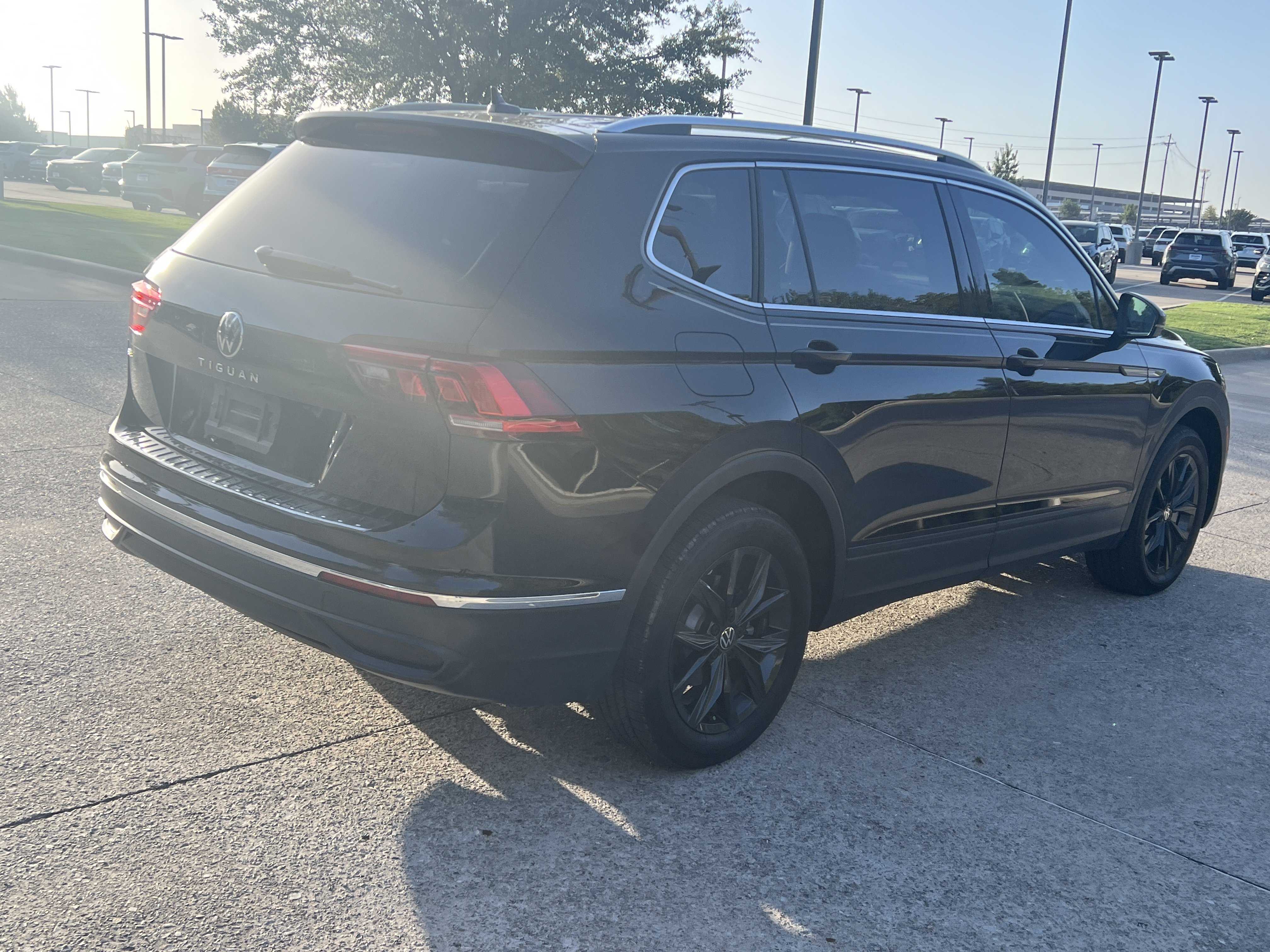 Used 2024 Volkswagen Tiguan SE w/ MDO Package, Three-Row FWD image 9