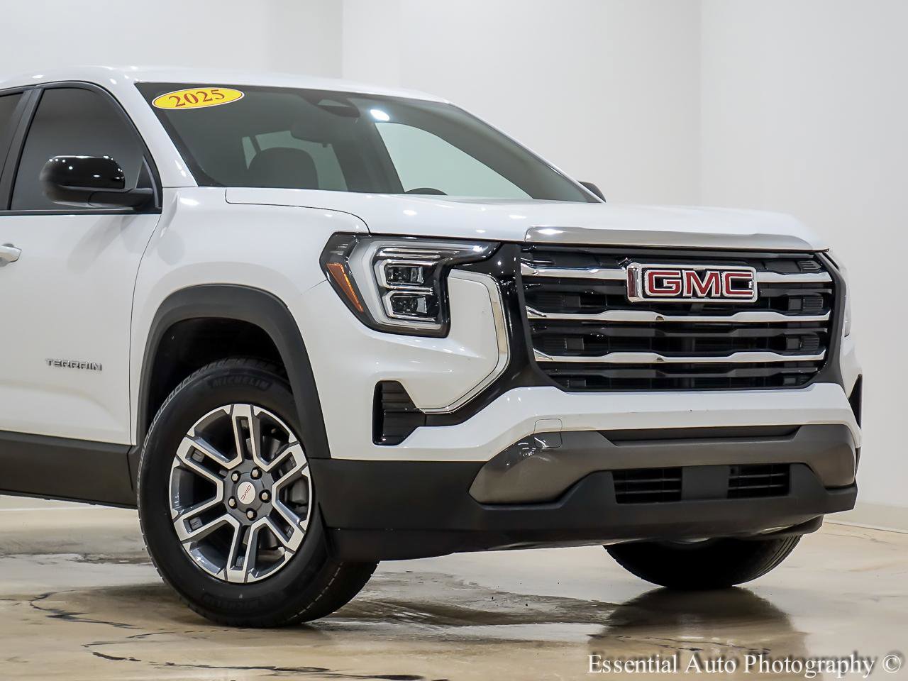 Used 2025 GMC Terrain Elevation image 2
