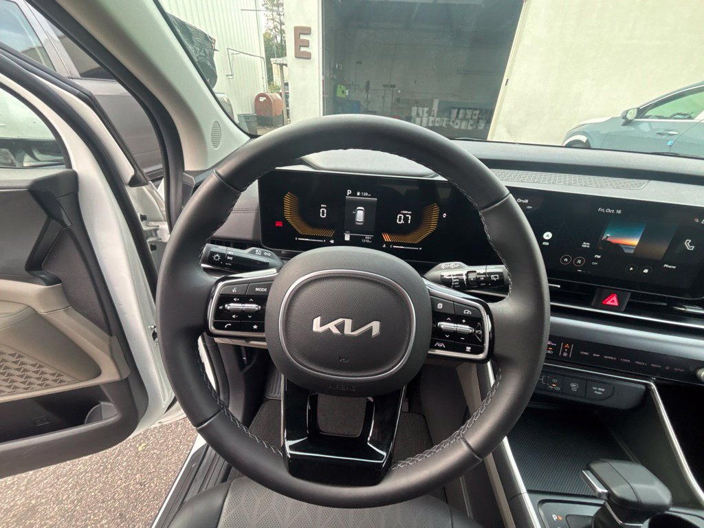 Certified 2026 Kia Carnival LX FWD image 13