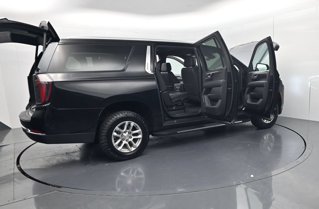 Used 2025 Chevrolet Suburban LT AWD/4WD image 59