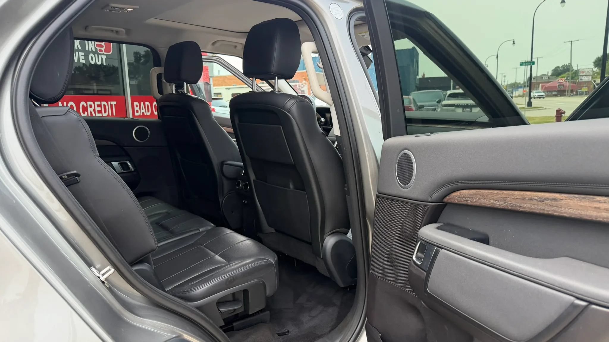 Used 2017 Land Rover Discovery HSE AWD/4WD image 13