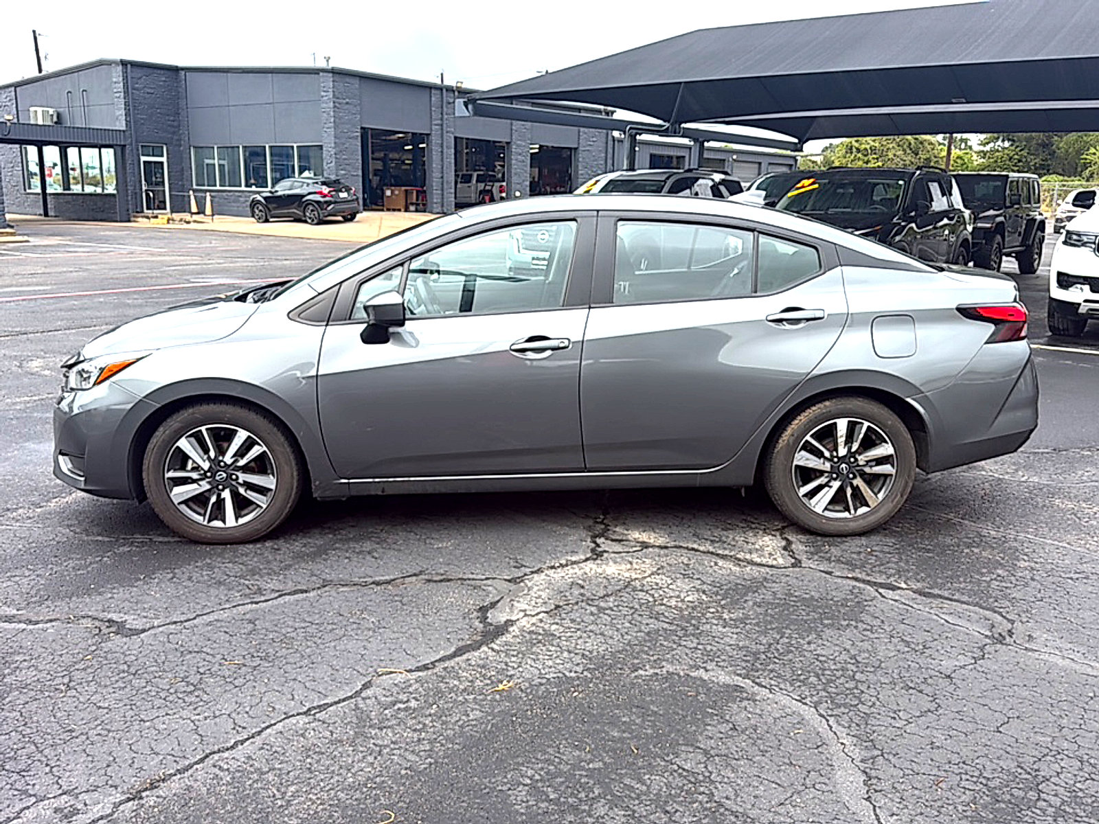 Used 2025 Nissan Versa SV FWD image 5