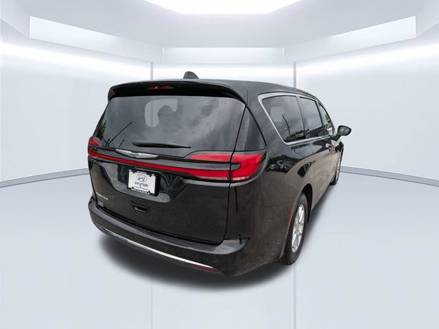 Used 2023 Chrysler Pacifica Touring-L FWD image 4