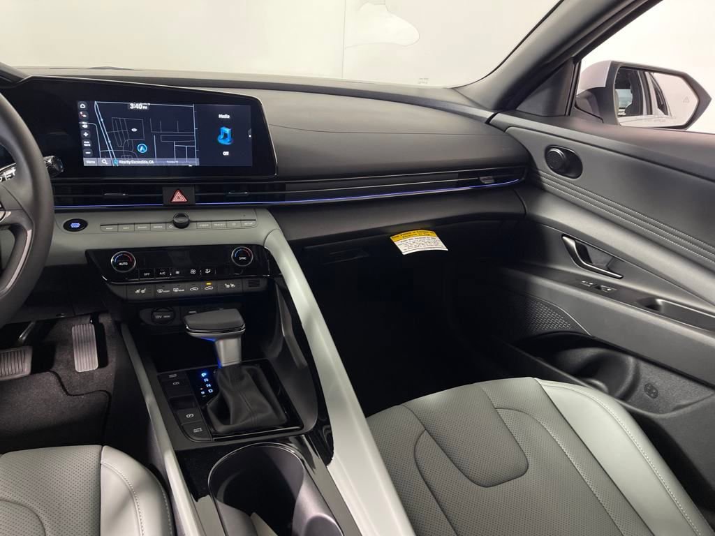 New 2025 Hyundai Elantra Limited image 17