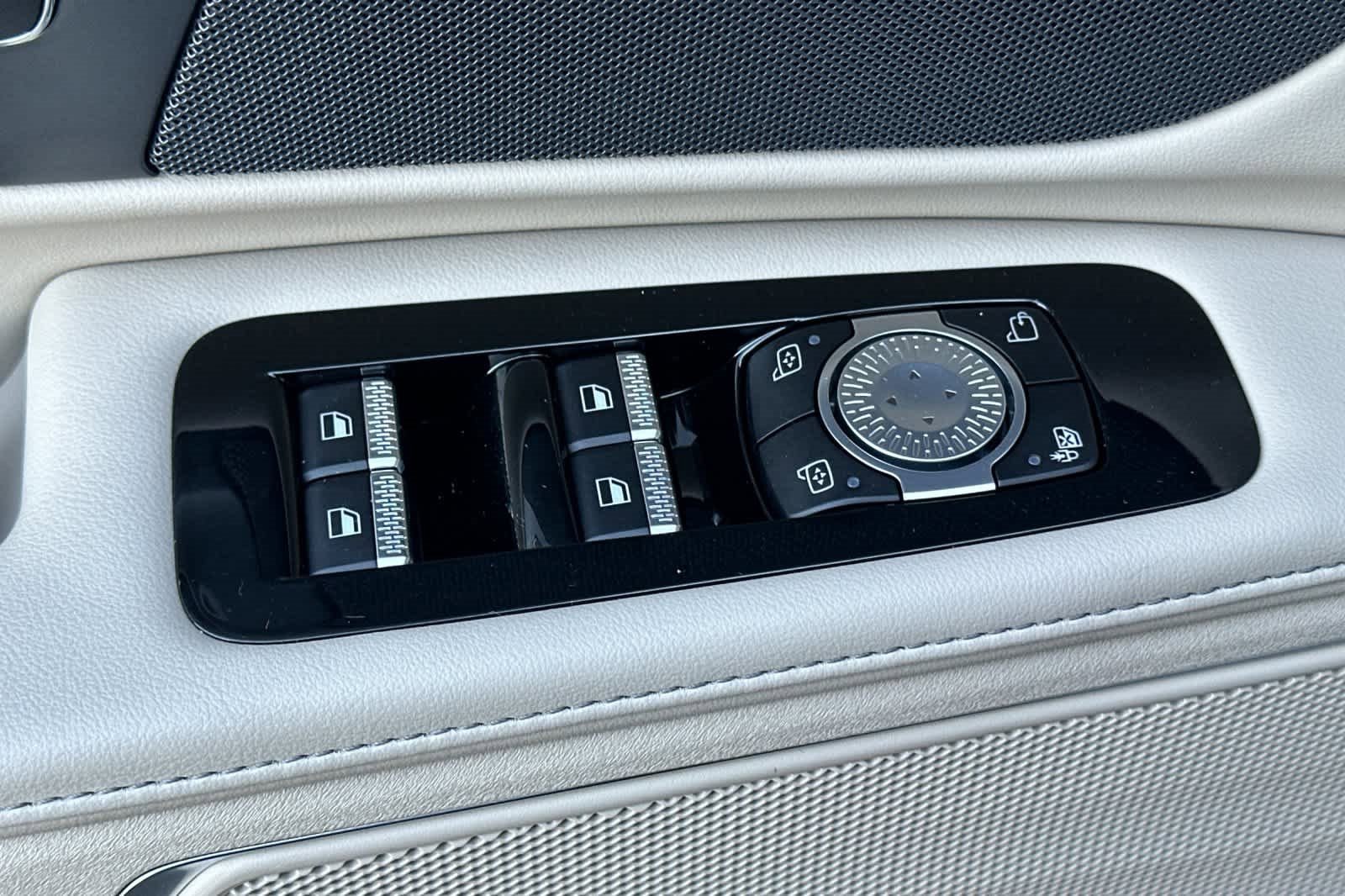 Used 2025 Lincoln Nautilus Premier image 13