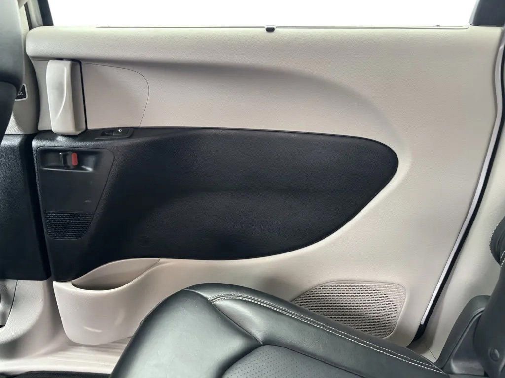 Used 2024 Chrysler Pacifica Touring-L image 24