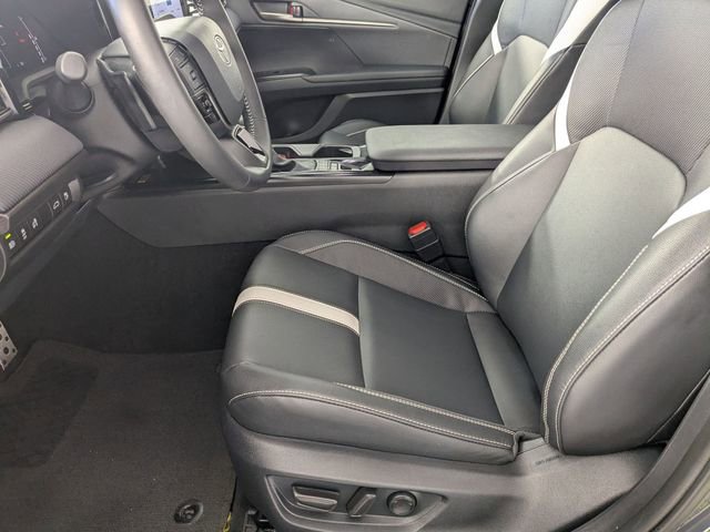 Used 2025 Toyota Camry SE image 12