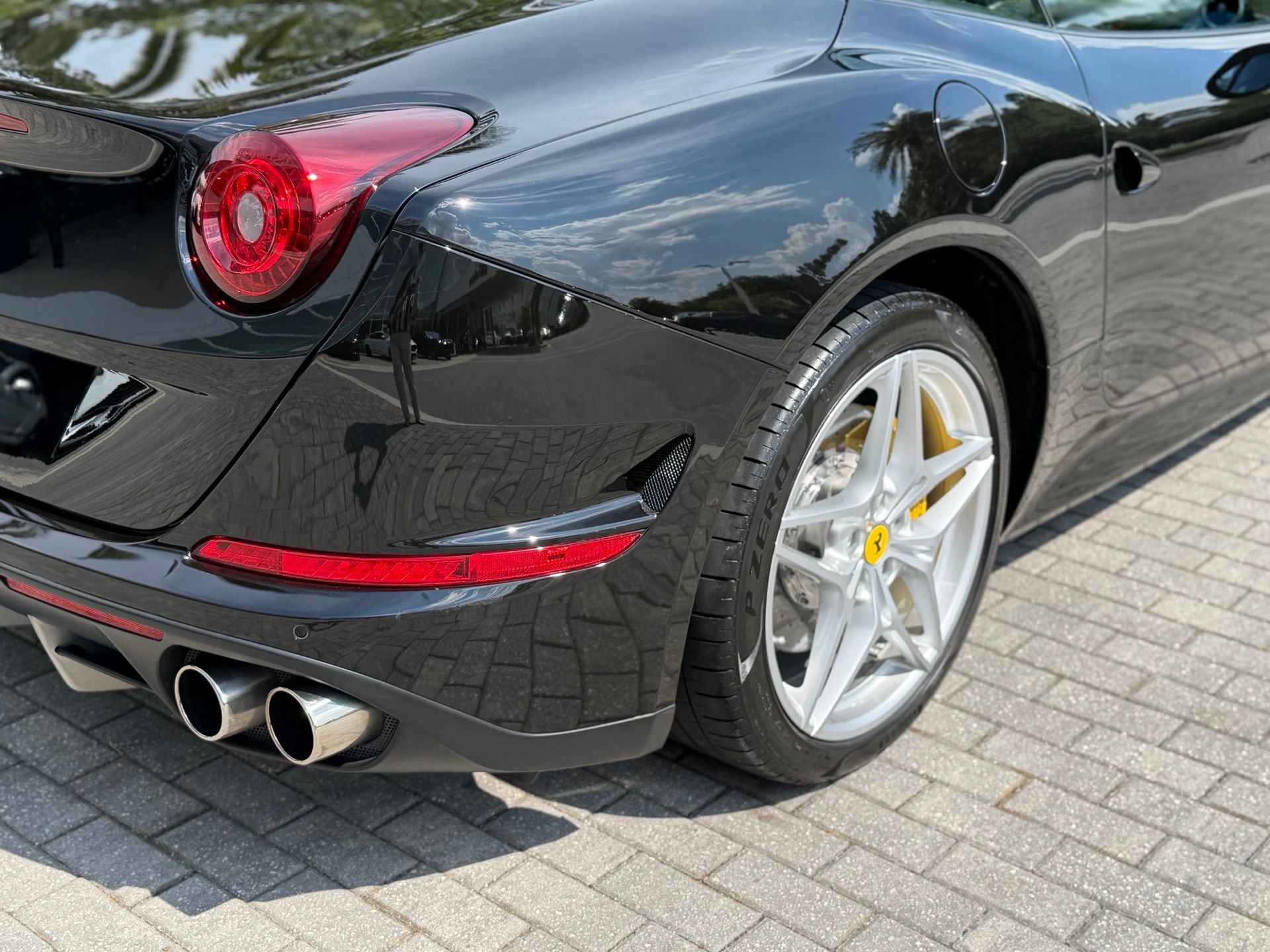 Used 2016 Ferrari California T RWD image 22