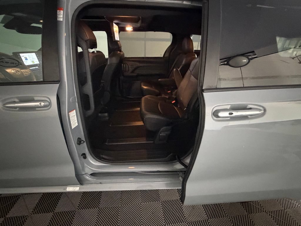 Used 2023 Toyota Sienna XLE Woodland Edition AWD/4WD image 27
