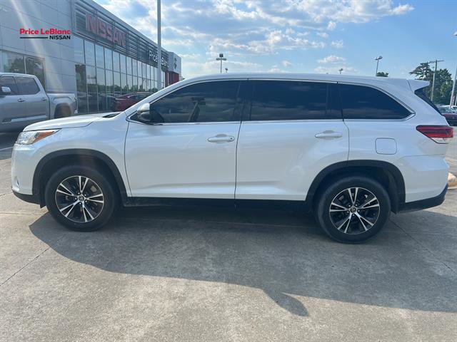 Used 2019 Toyota Highlander LE FWD image 2