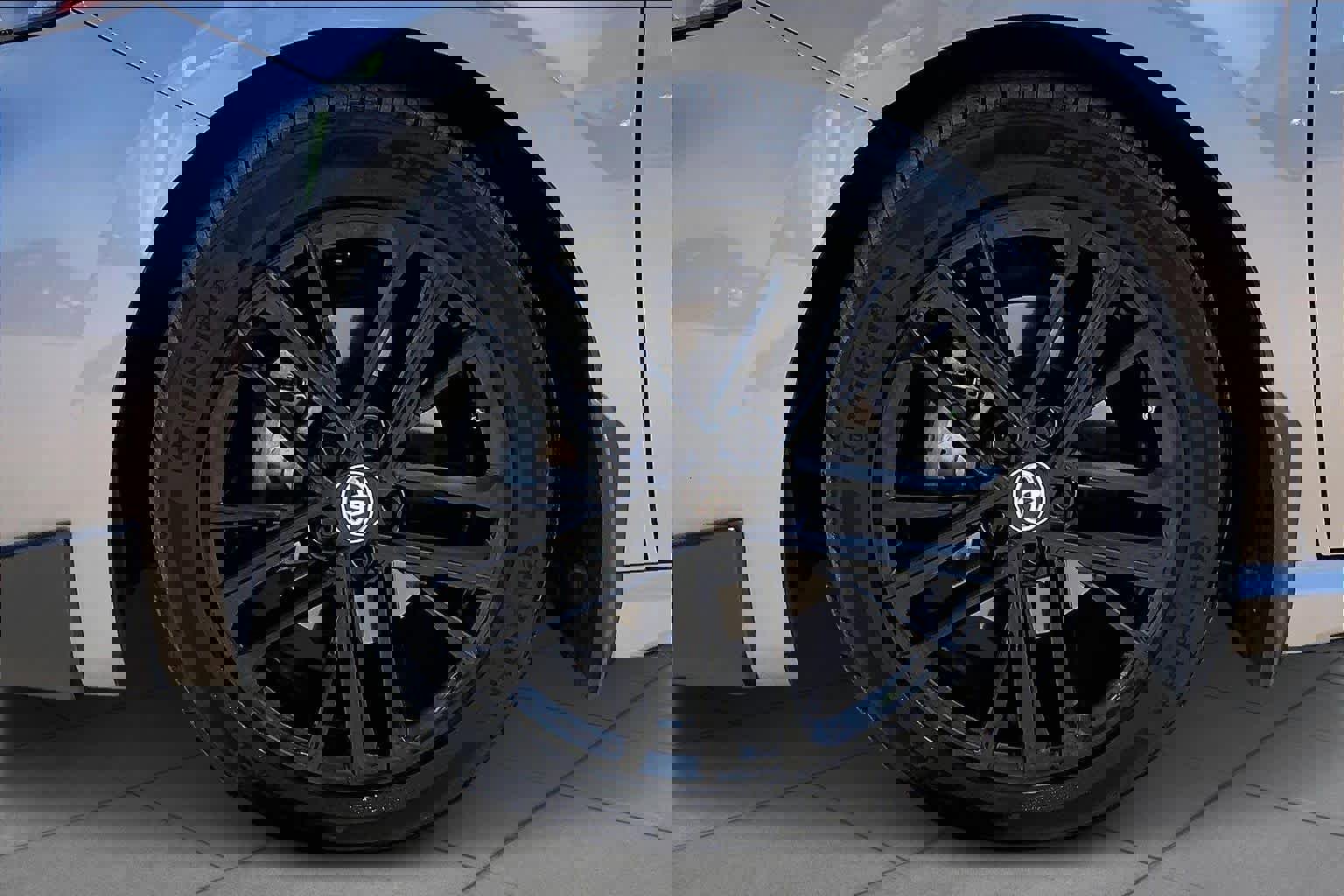 Used 2025 Toyota Camry SE w/ Convenience Package image 11