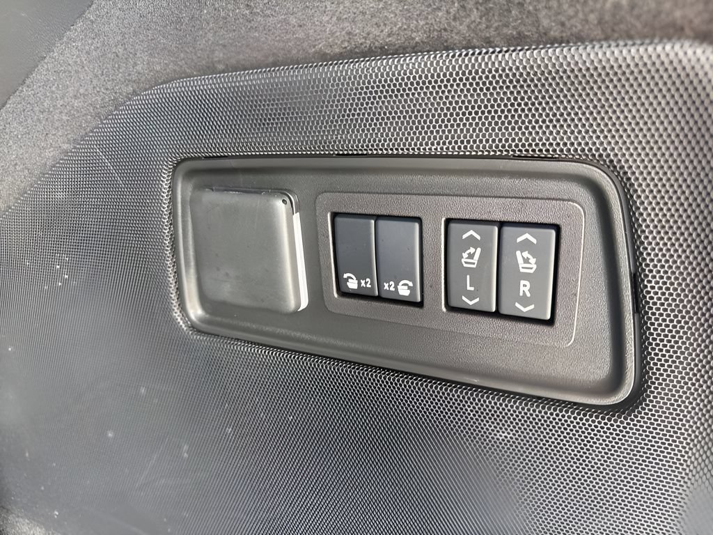 Used 2025 Cadillac Escalade Sport Platinum w/ LPO, Floor Liner Package AWD/4WD image 34