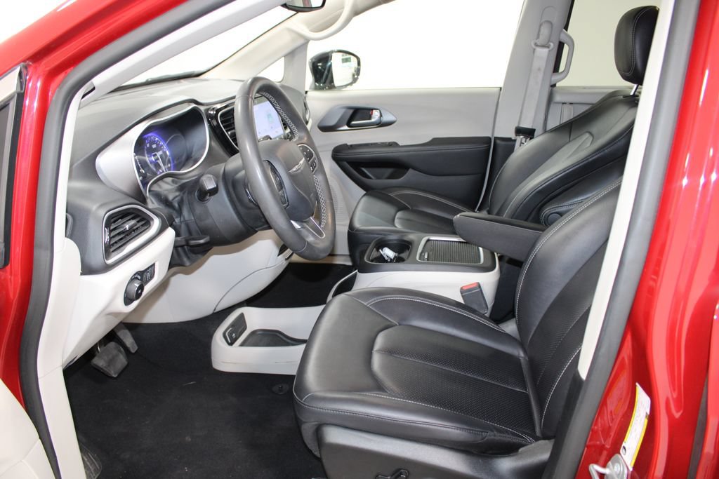 Used 2024 Chrysler Pacifica Touring-L FWD image 17