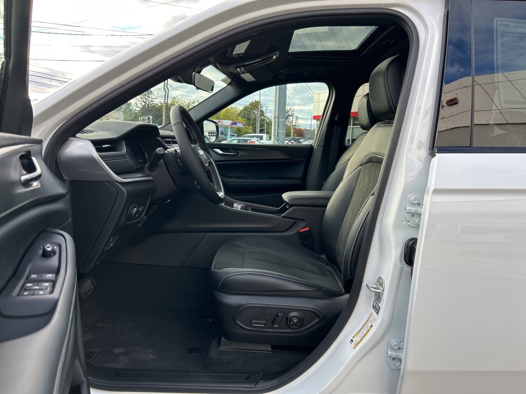 New 2025 Jeep Grand Cherokee Altitude AWD/4WD image 9