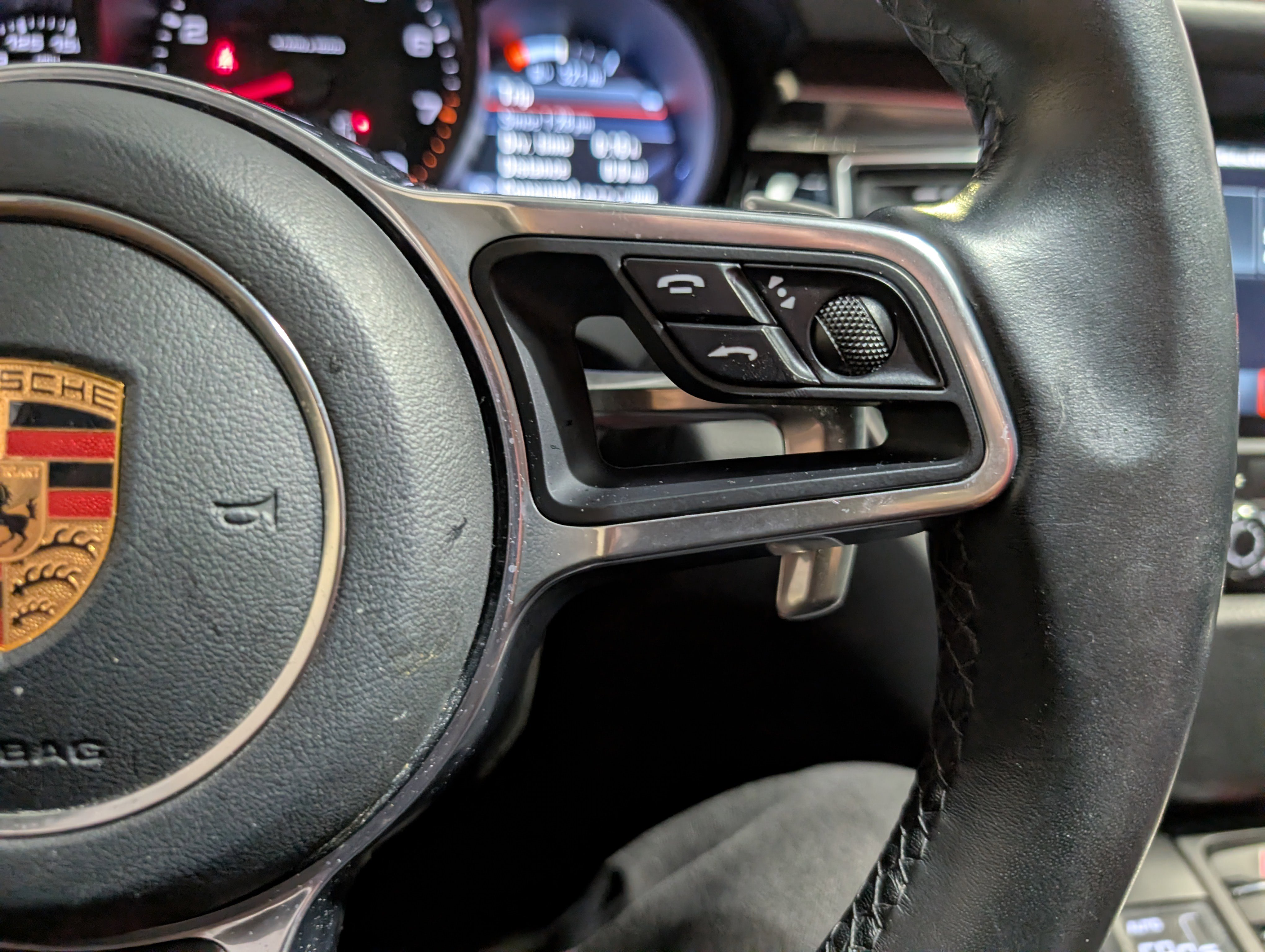 Certified 2018 Porsche Macan AWD/4WD image 29