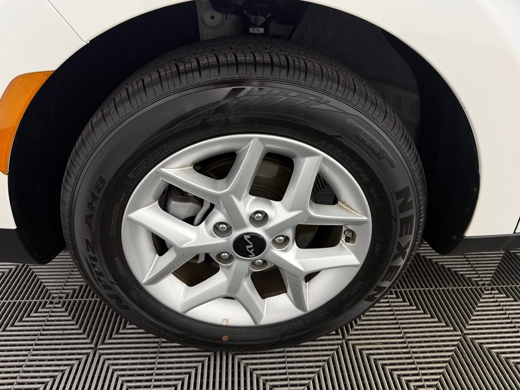 Used 2025 Kia Soul LX w/ LX Technology Package FWD image 12