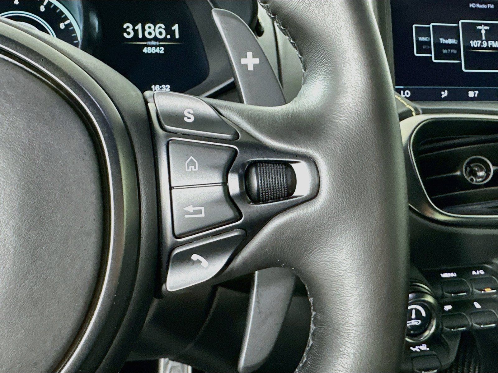 Used 2019 Aston Martin V8 Vantage Coupe RWD image 18