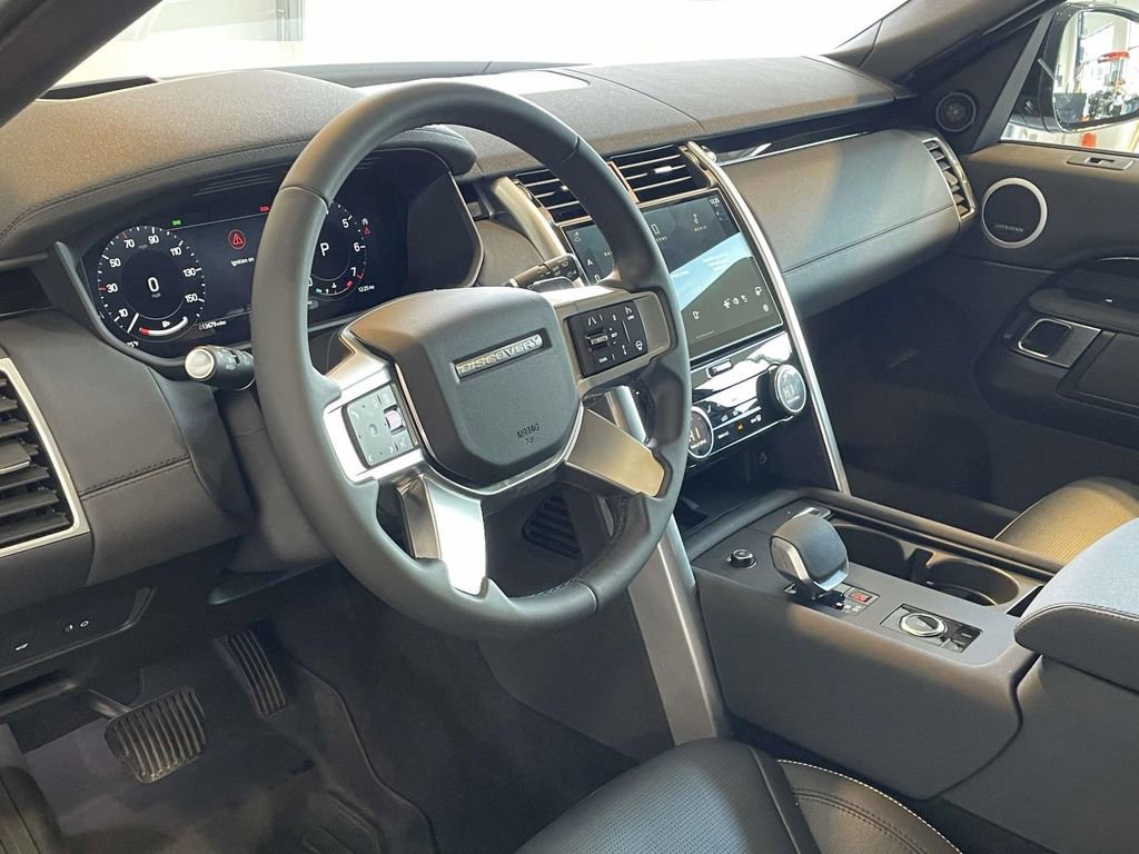 Used 2025 Land Rover Discovery S image 13