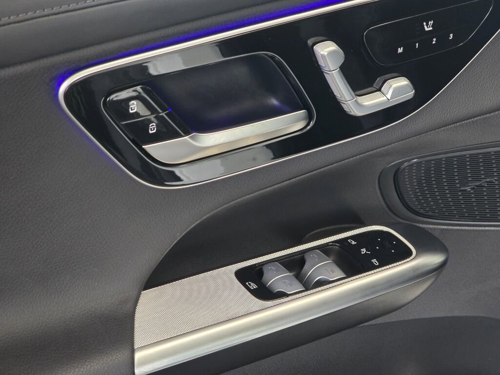 Used 2024 Mercedes-Benz GLC 300 4MATIC image 23