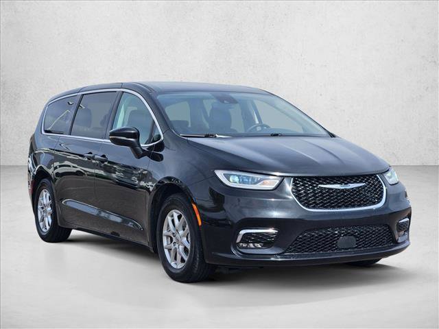 Used 2023 Chrysler Pacifica Touring-L FWD image 2