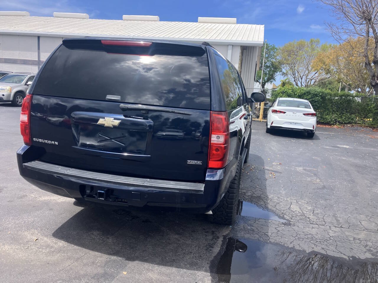 Used 2007 Chevrolet Suburban LT w/ LT Preferred Equipment Group RWD image 16