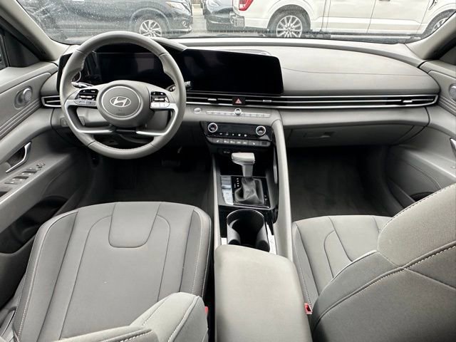 Used 2025 Hyundai Elantra SEL image 12