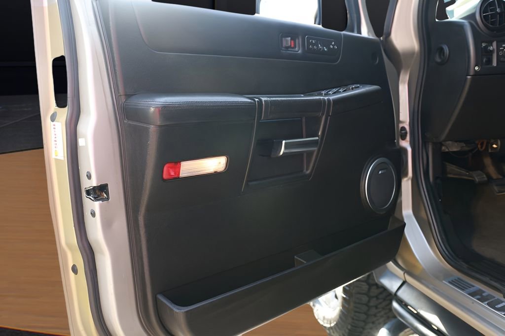 Used 2005 HUMMER H2 w/ Preferred Equipment Group image 25
