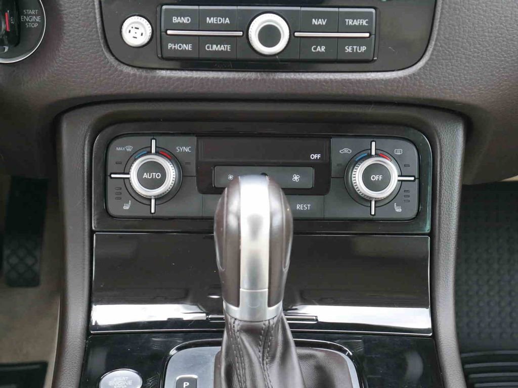 Used 2017 Volkswagen Touareg Sport image 6