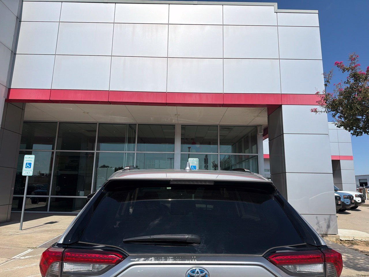 Used 2019 Toyota RAV4 Limited AWD/4WD image 4