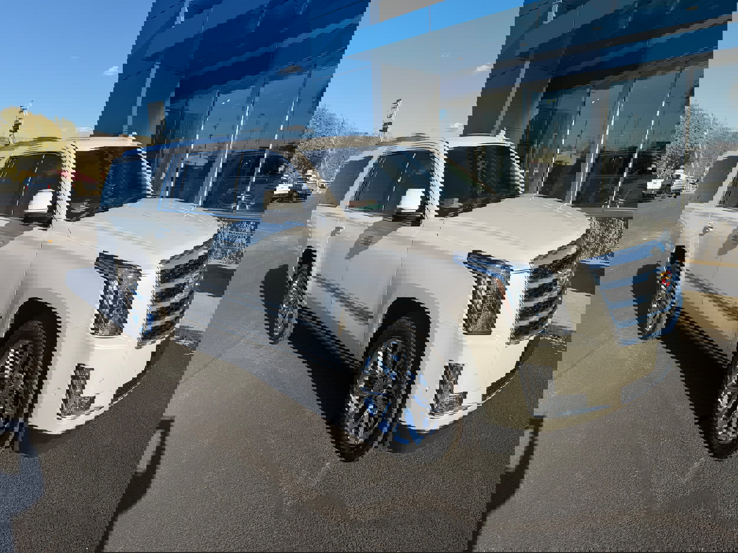 Used 2019 Cadillac Escalade ESV Premium Luxury image 3