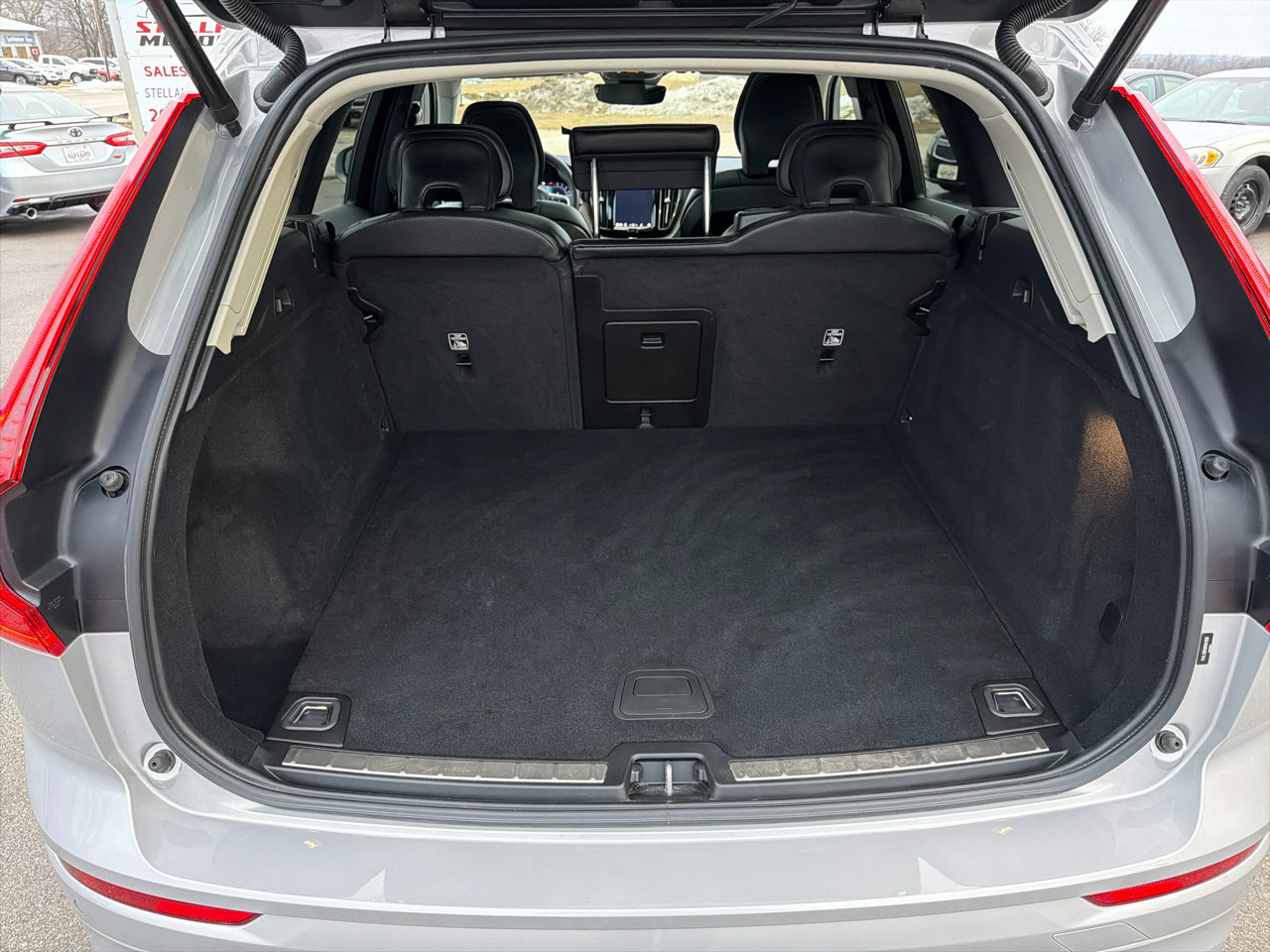 Used 2022 Volvo XC60 B5 Momentum w/ Climate Package image 23