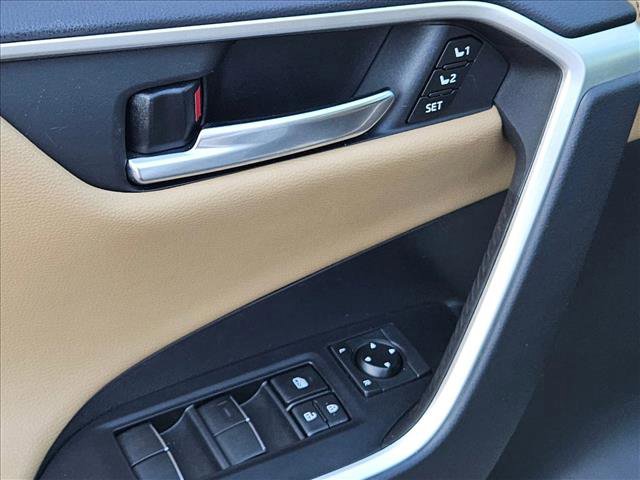 Used 2020 Toyota RAV4 Limited image 13