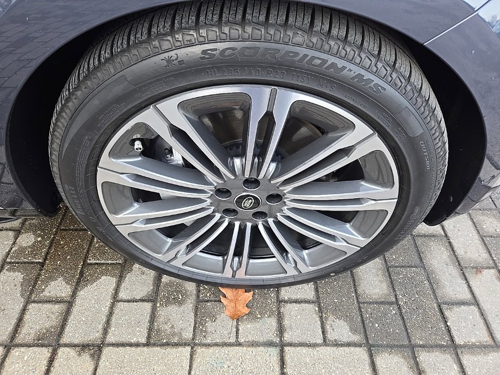 Used 2025 Land Rover Range Rover Long Wheelbase SE image 11