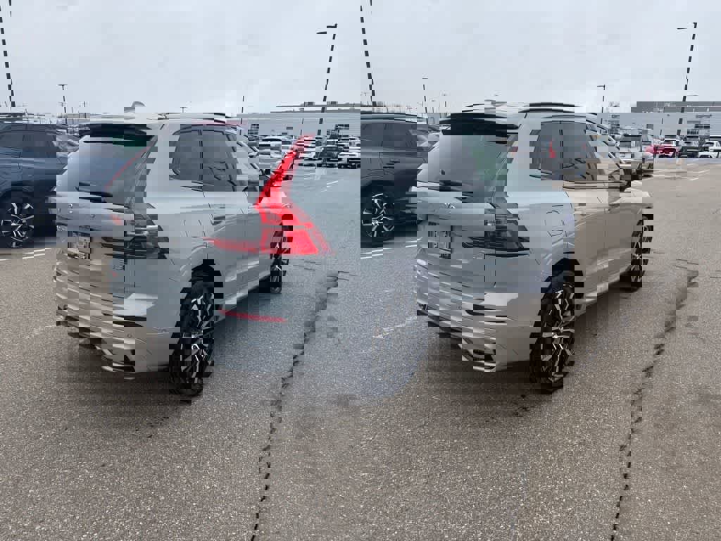 Used 2025 Volvo XC60 B5 Ultra image 4