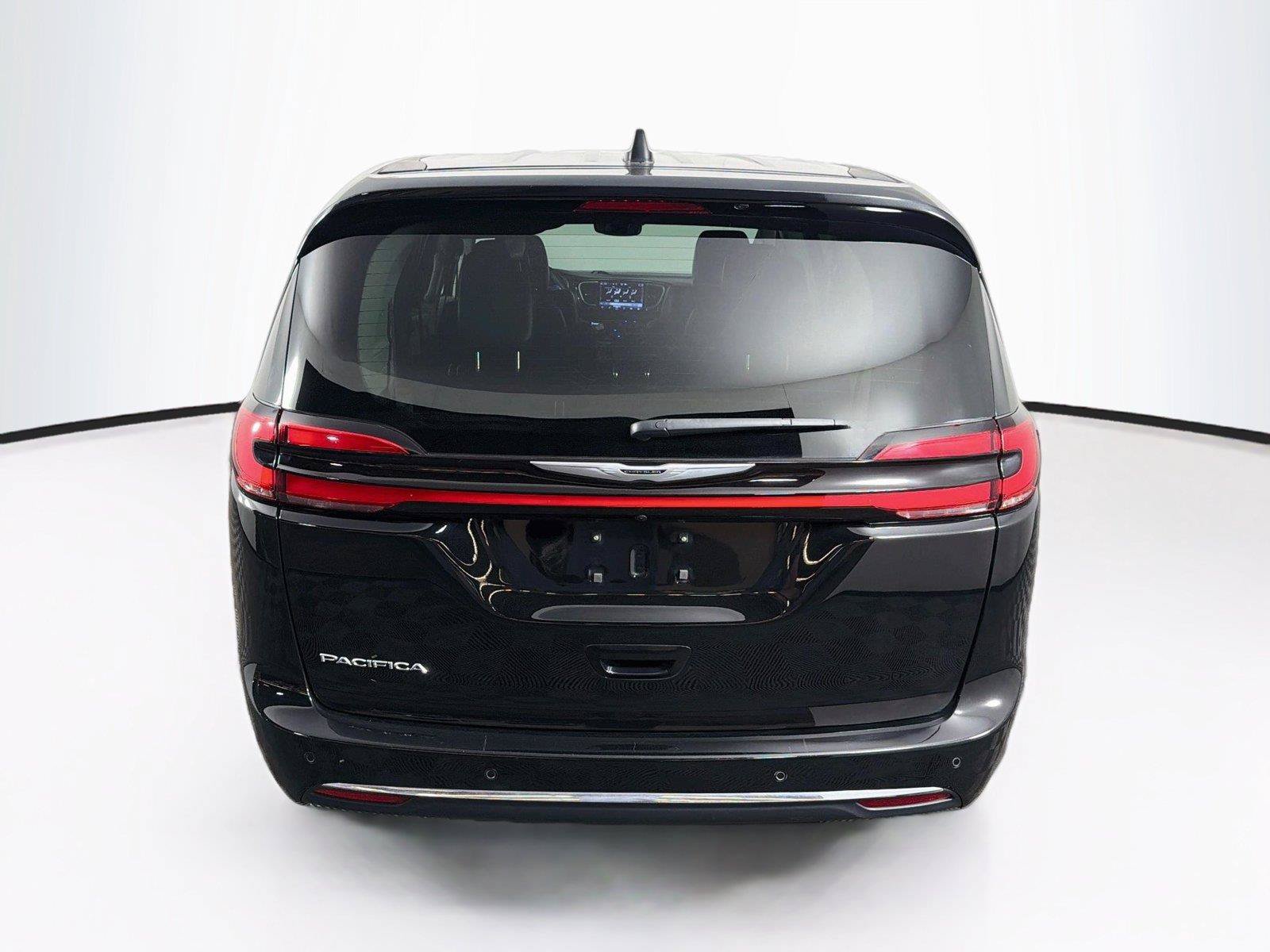Used 2024 Chrysler Pacifica Touring-L FWD image 10