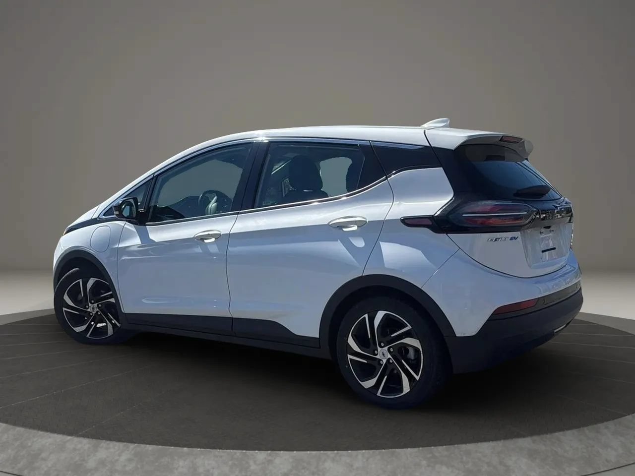 Used 2023 Chevrolet Bolt LT FWD image 4