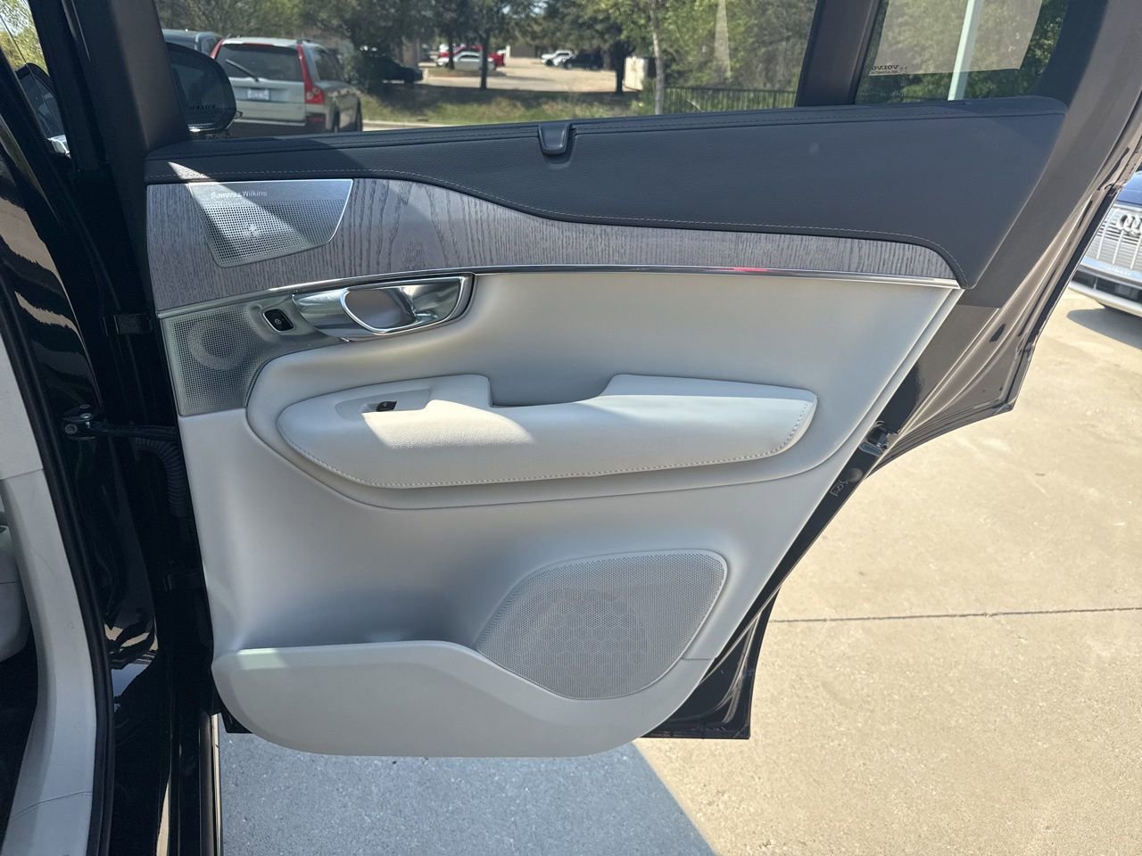 Used 2025 Volvo XC90 B6 Ultra w/ Lounge Package image 17