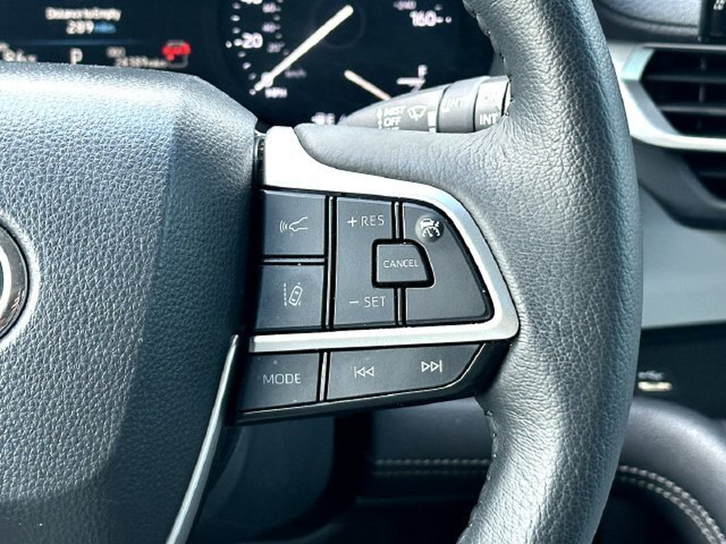 Used 2025 Toyota Sienna XLE FWD image 24