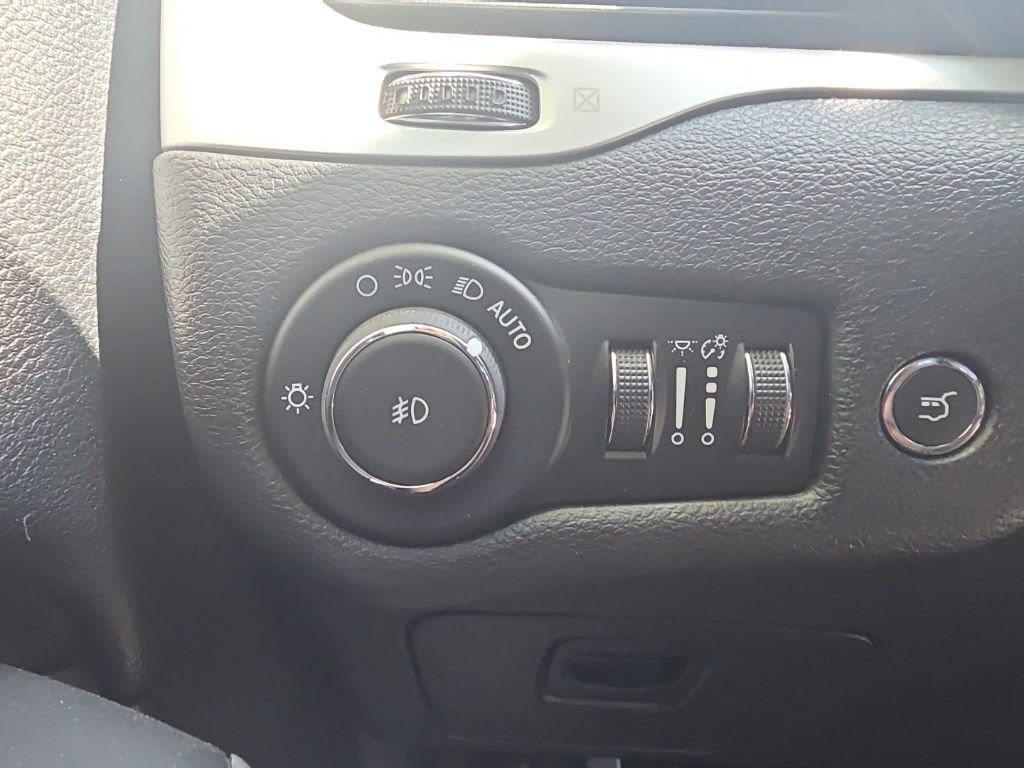 Used 2017 Jeep Cherokee Trailhawk AWD/4WD image 17