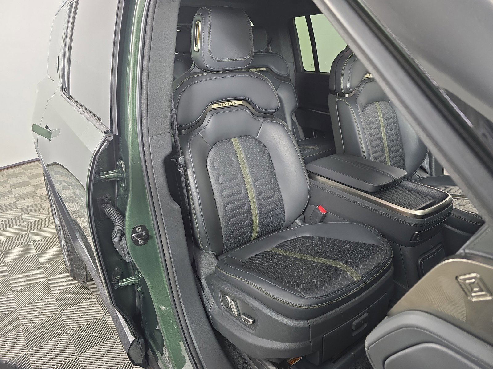 Used 2024 Rivian R1S Adventure AWD/4WD image 24