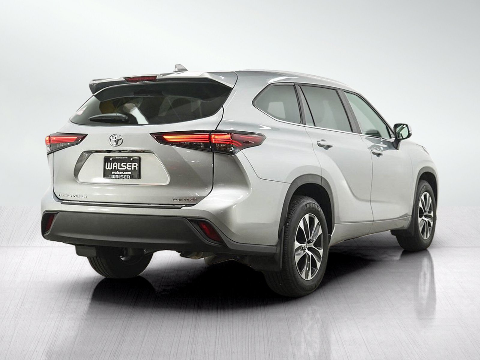 Used 2025 Toyota Highlander XLE AWD/4WD image 5
