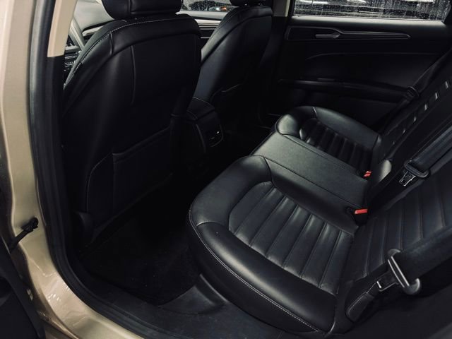 Used 2017 Ford Fusion SE w/ Fusion SE Technology Package image 19