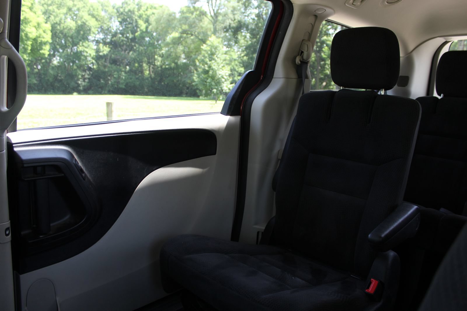 Used 2016 Dodge Grand Caravan SXT w/ UConnect Hands-Free Group FWD image 12