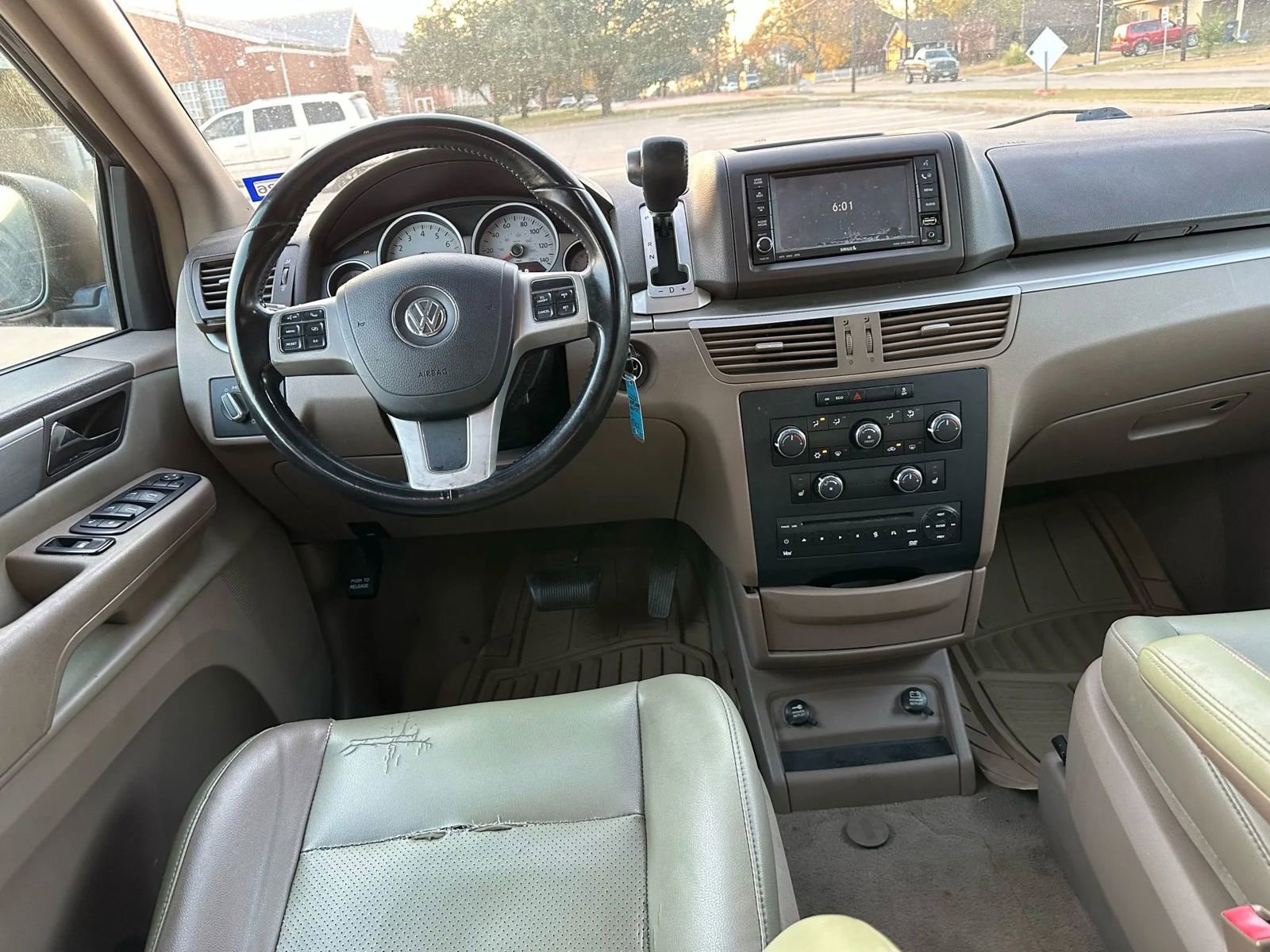 Used 2011 Volkswagen Routan SE image 16