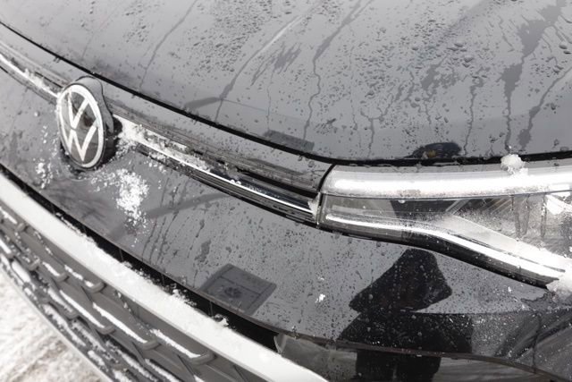 Used 2025 Volkswagen Taos SE w/ Panoramic Sunroof Package image 8